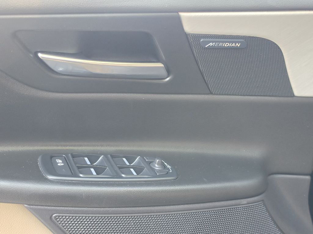 Photo 13 of this JAGUAR XE