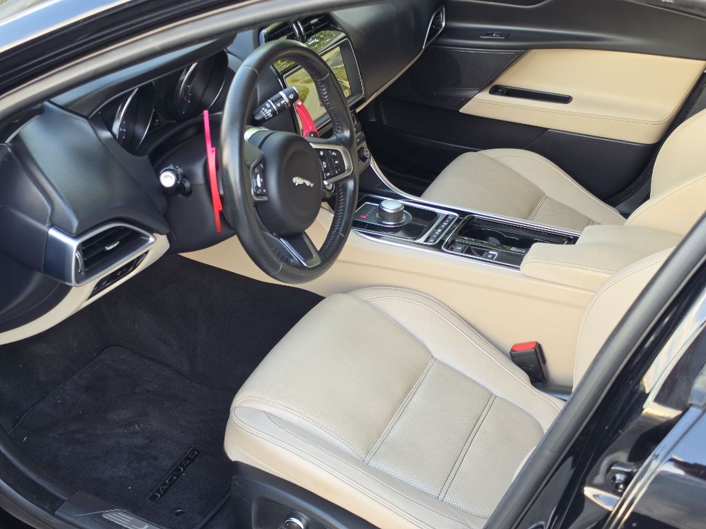 Photo 9 of this JAGUAR XE