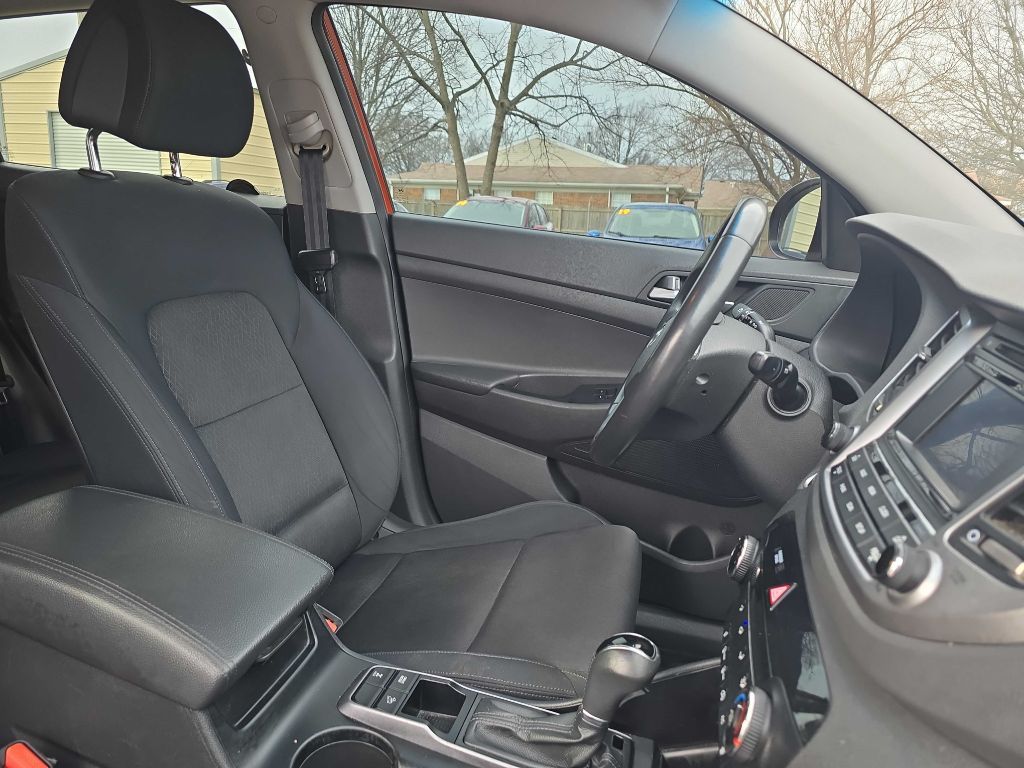Photo 21 of this HYUNDAI TUCSON