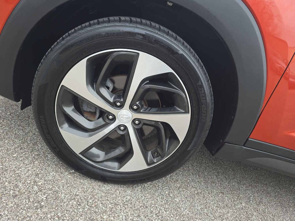 Photo 34 of this HYUNDAI TUCSON