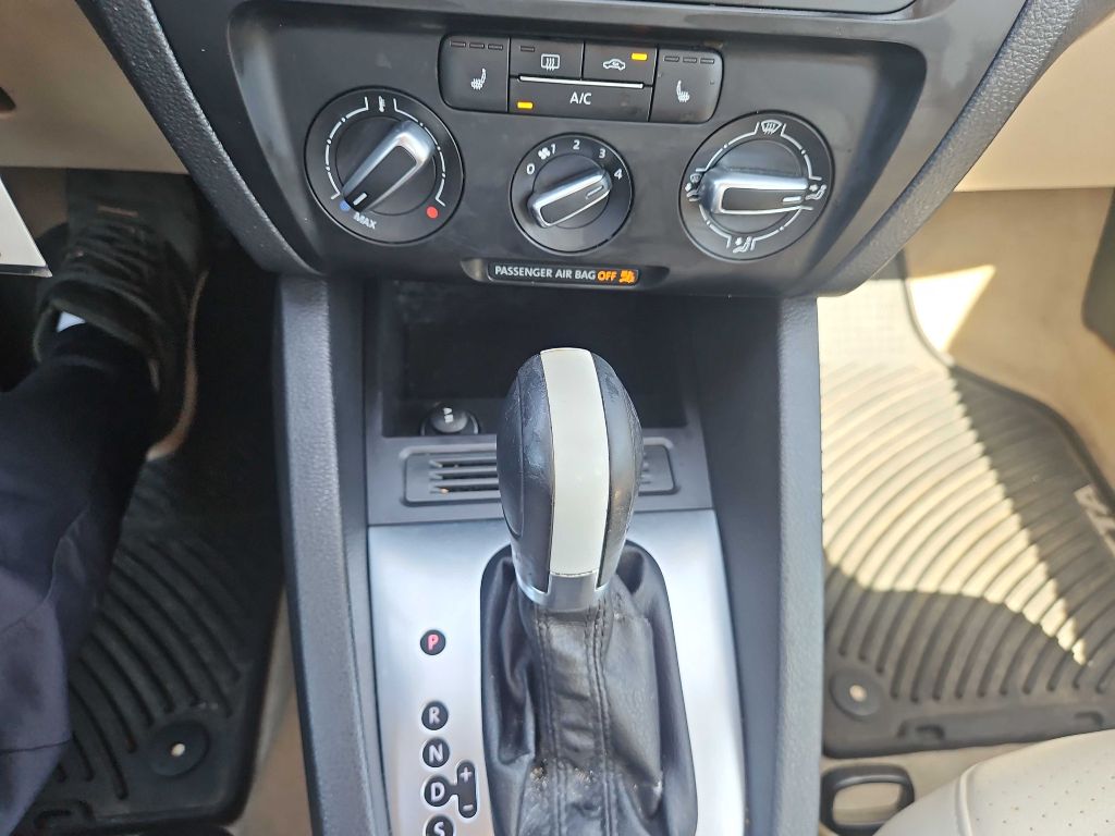 Photo 18 of this VOLKSWAGEN JETTA