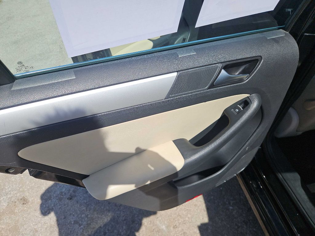 Photo 25 of this VOLKSWAGEN JETTA