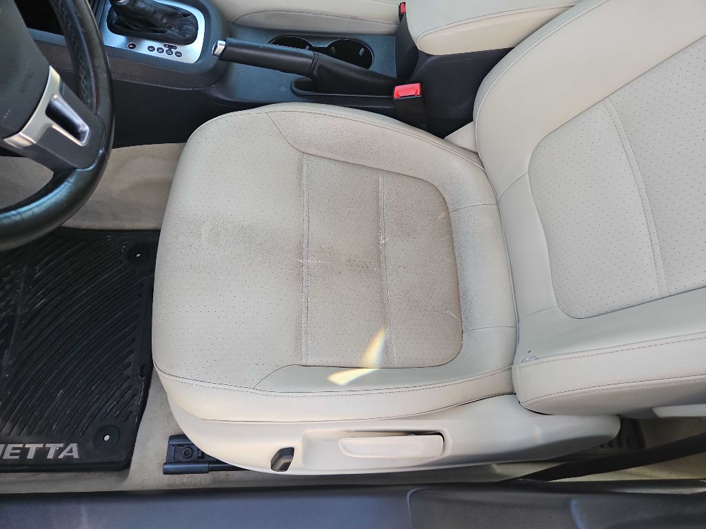 Photo 11 of this VOLKSWAGEN JETTA