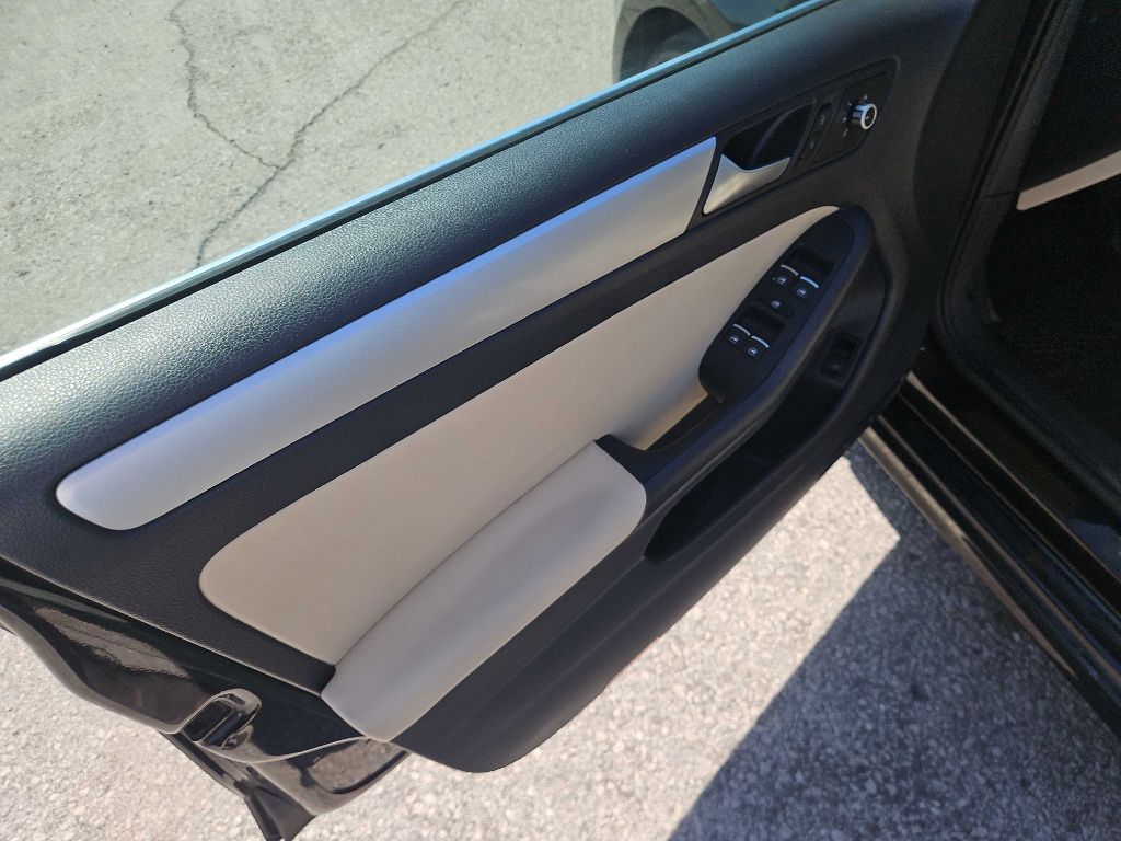 Photo 9 of this VOLKSWAGEN JETTA