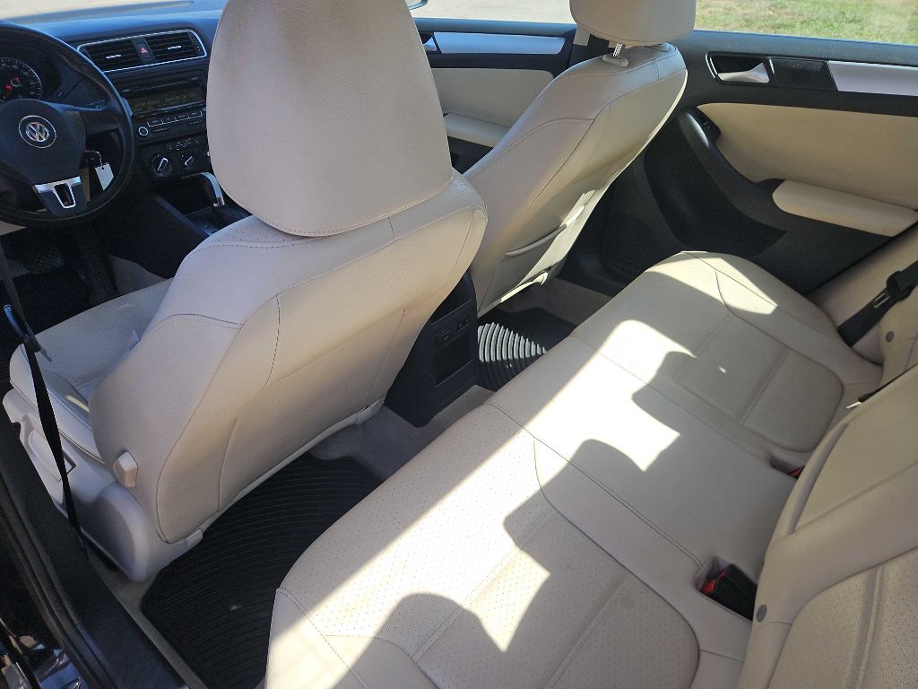 Photo 27 of this VOLKSWAGEN JETTA