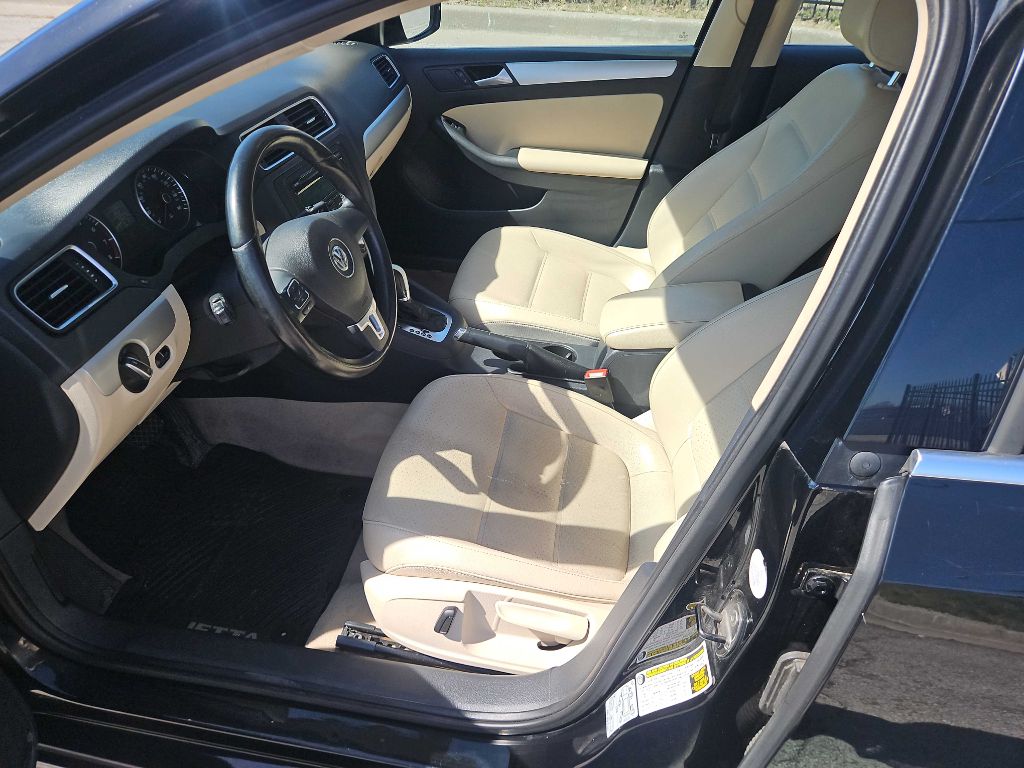 Photo 10 of this VOLKSWAGEN JETTA
