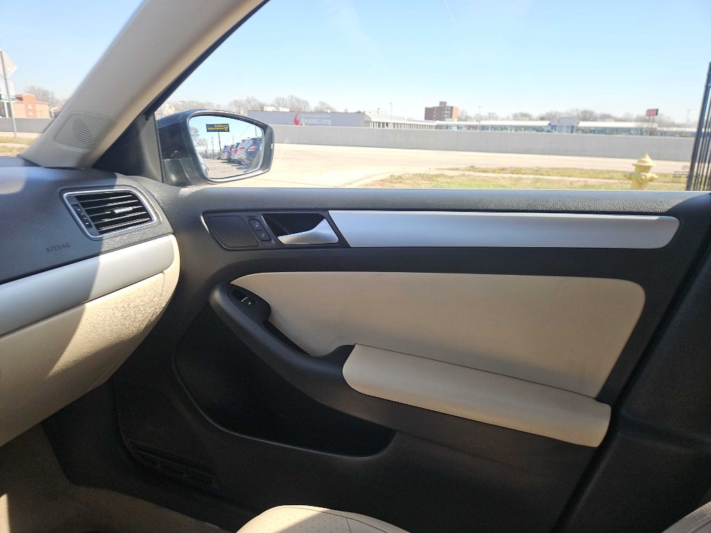 Photo 23 of this VOLKSWAGEN JETTA