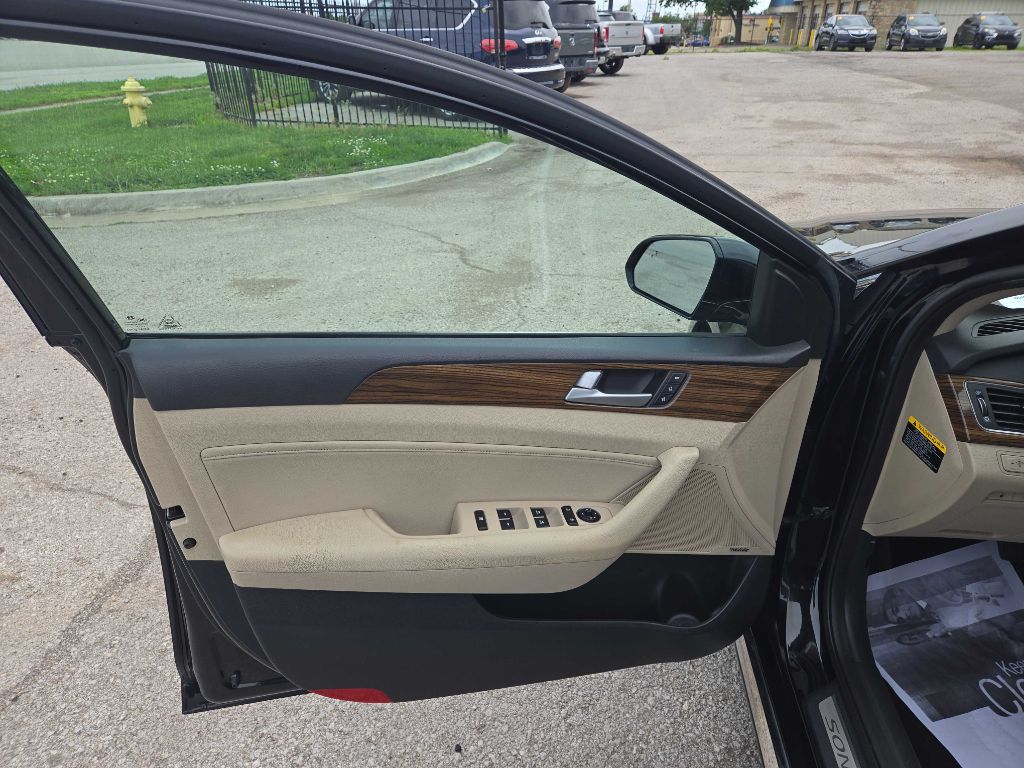 Photo 9 of this HYUNDAI SONATA