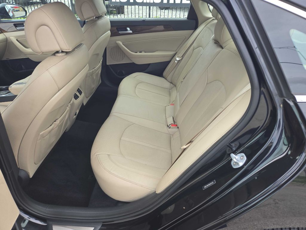 Photo 13 of this HYUNDAI SONATA