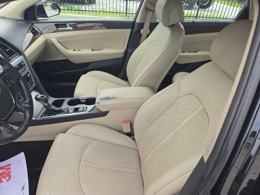 Photo 12 of this HYUNDAI SONATA