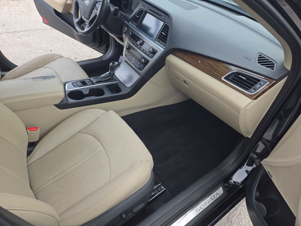 Photo 19 of this HYUNDAI SONATA