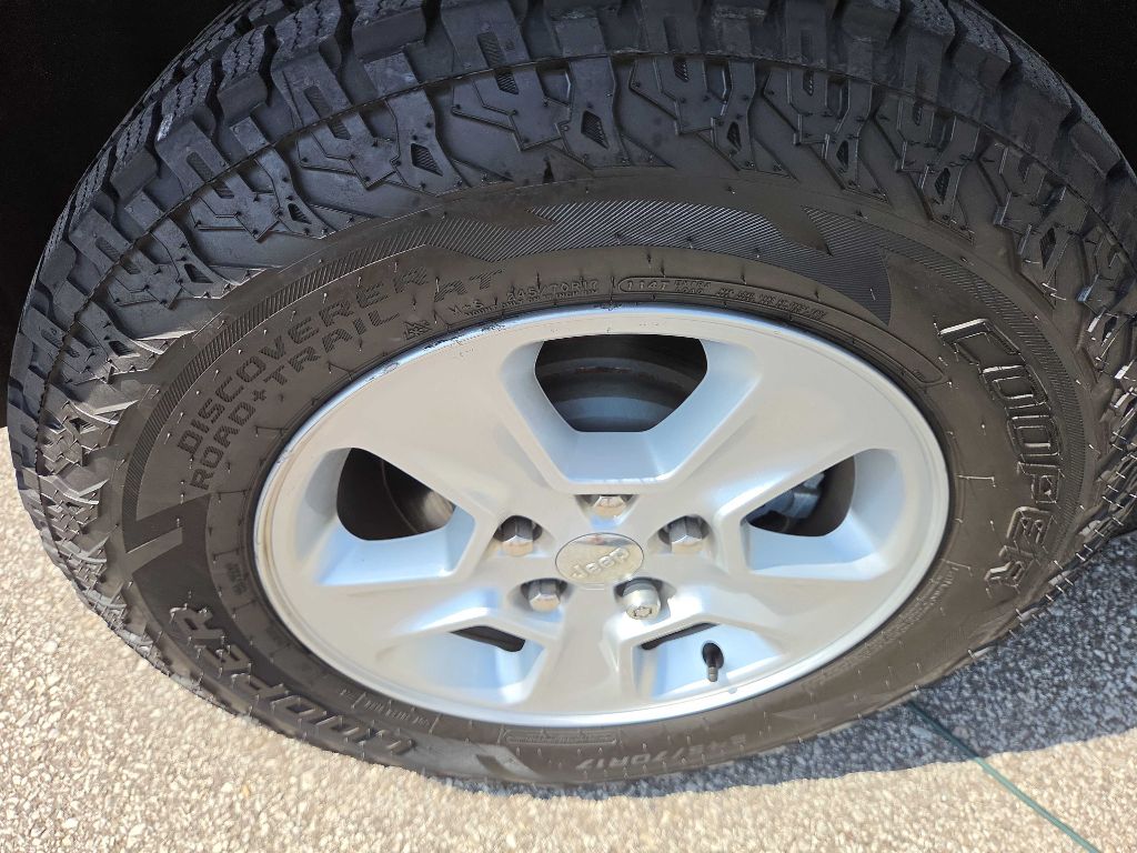 Photo 35 of this JEEP GRAND CHEROKEE