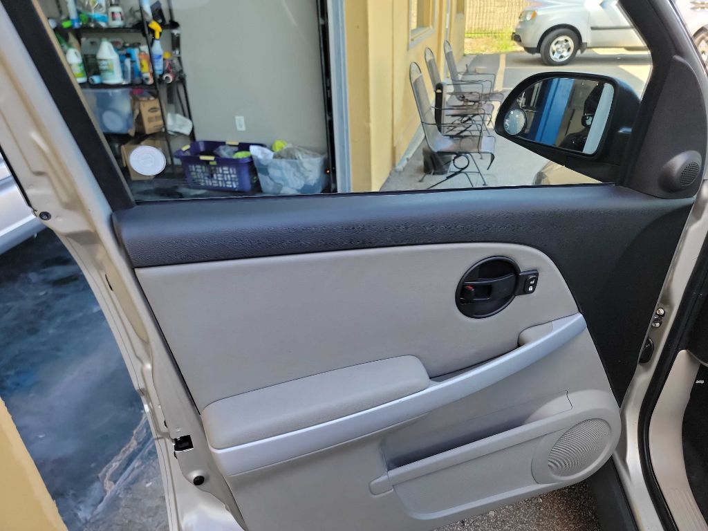Photo 10 of this CHEVROLET EQUINOX