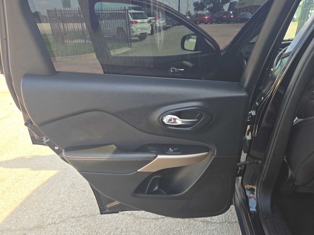 Photo 14 of this JEEP CHEROKEE