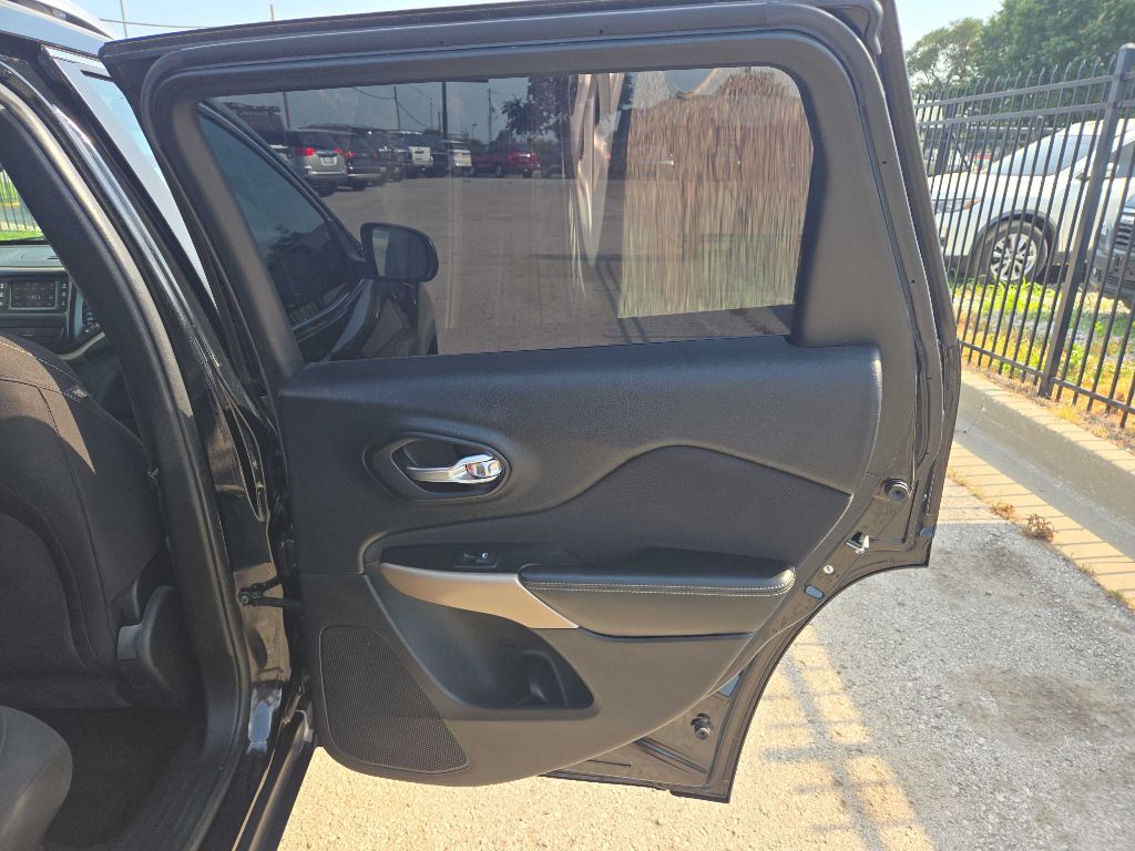 Photo 20 of this JEEP CHEROKEE