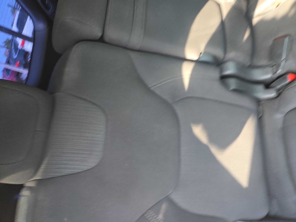 Photo 19 of this JEEP CHEROKEE