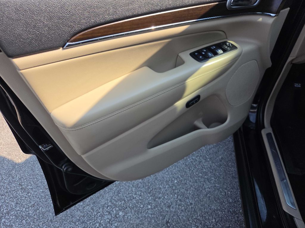 Photo 9 of this JEEP GRAND CHEROKEE
