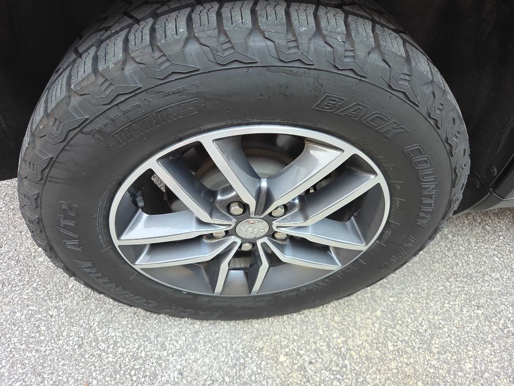 Photo 32 of this JEEP GRAND CHEROKEE