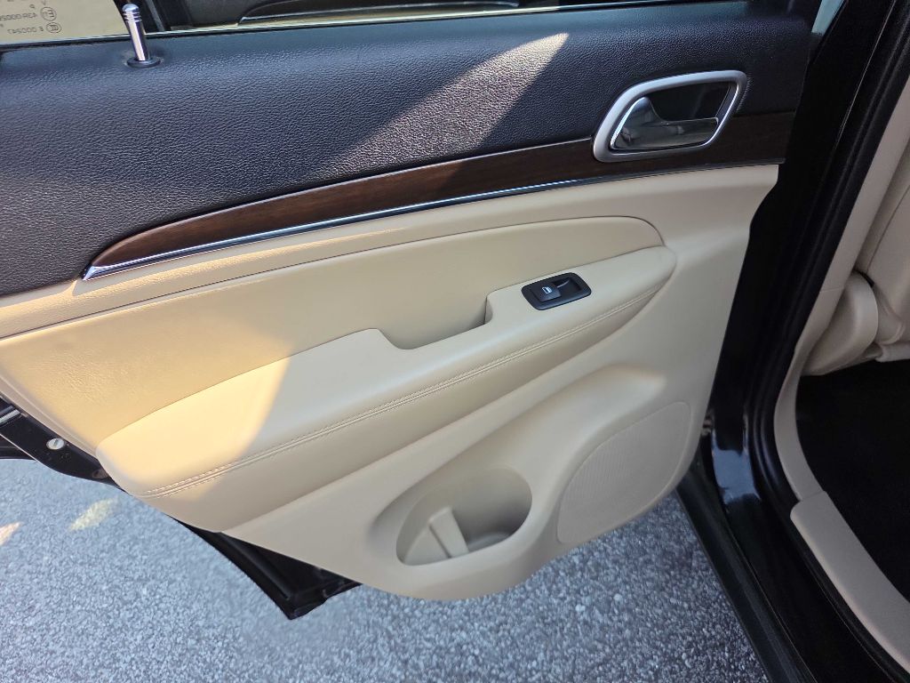 Photo 26 of this JEEP GRAND CHEROKEE