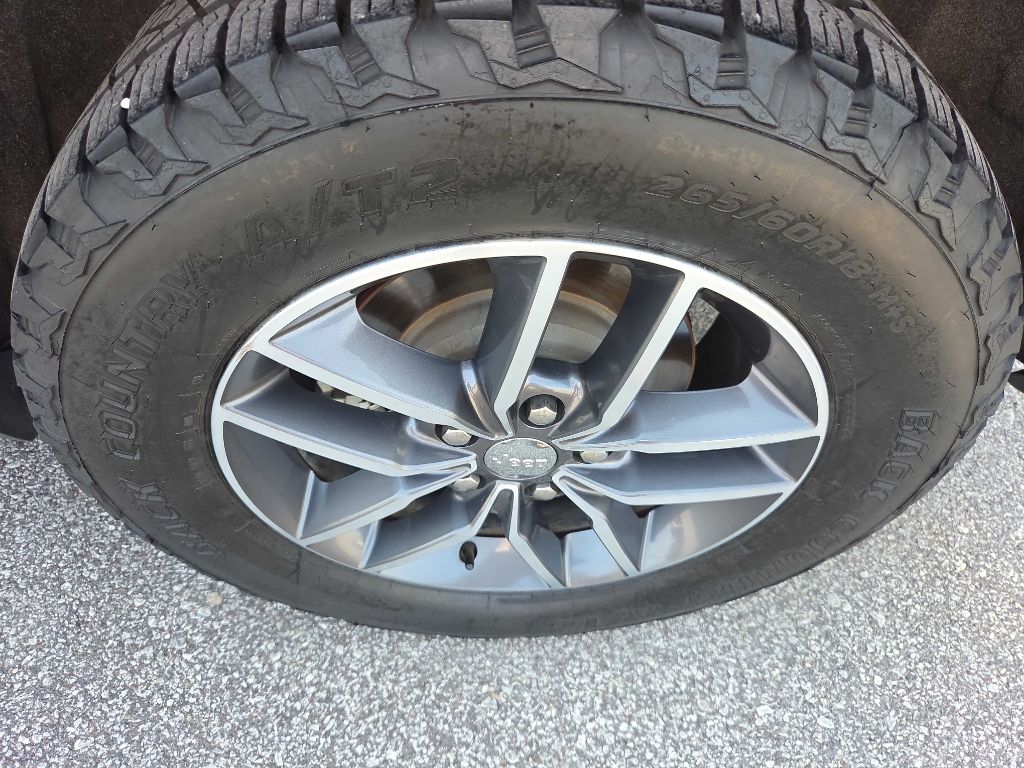 Photo 36 of this JEEP GRAND CHEROKEE