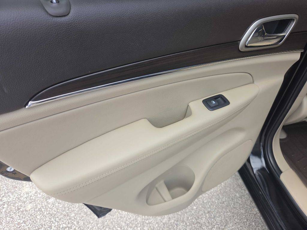 Photo 25 of this JEEP GRAND CHEROKEE