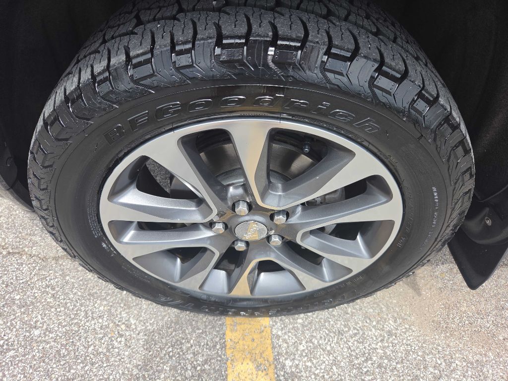 Photo 37 of this JEEP GRAND CHEROKEE
