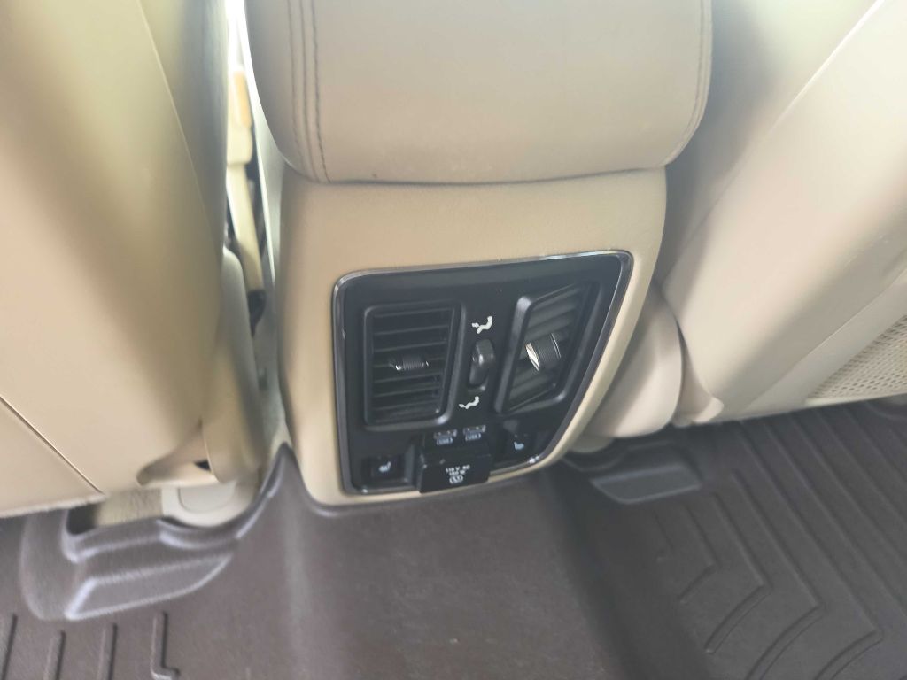 Photo 28 of this JEEP GRAND CHEROKEE