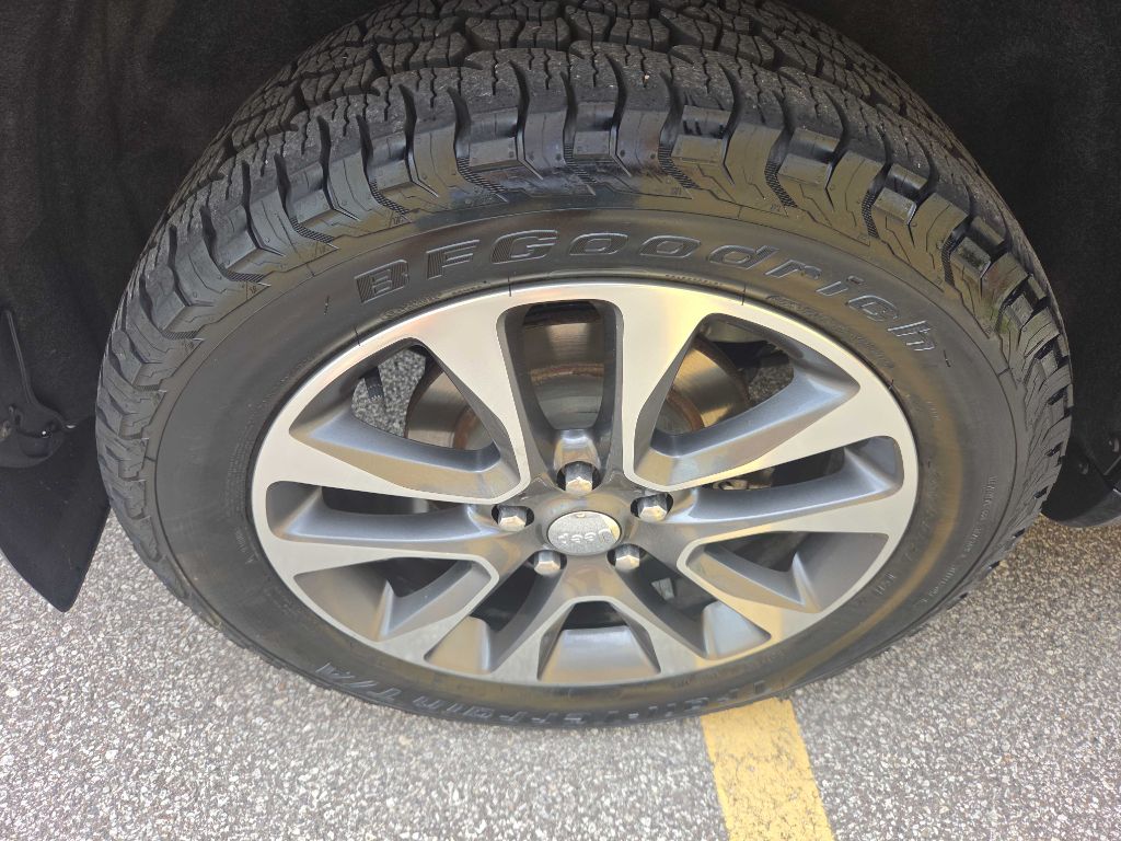 Photo 33 of this JEEP GRAND CHEROKEE
