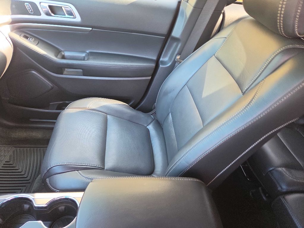 Photo 14 of this FORD EXPLORER