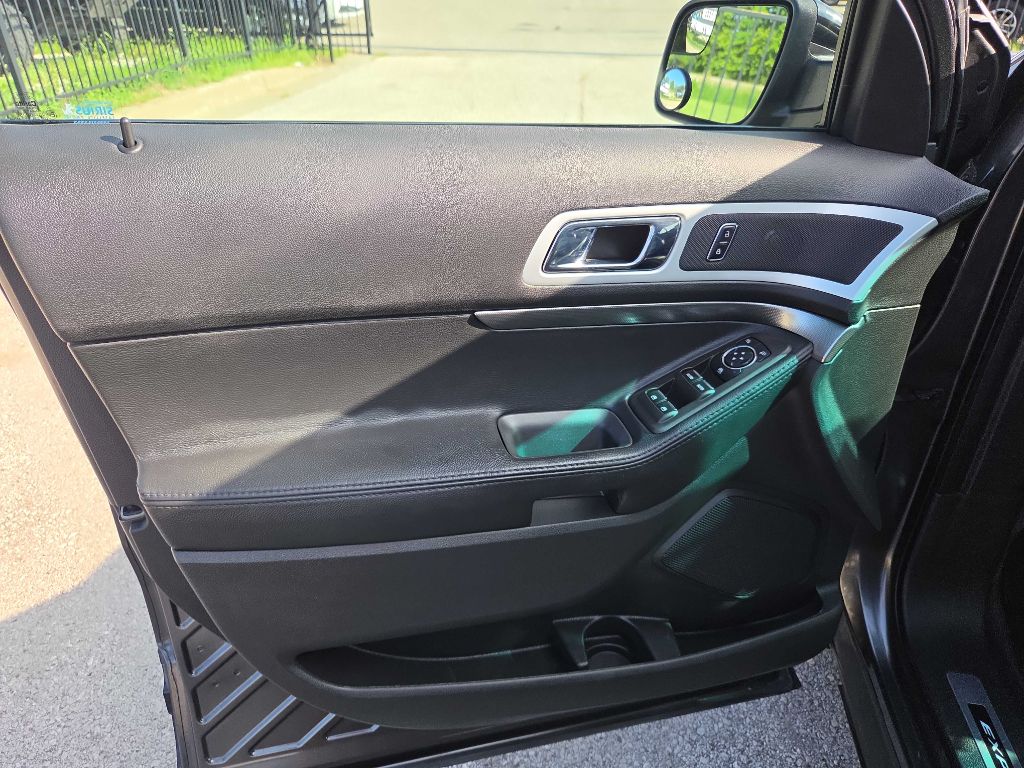 Photo 9 of this FORD EXPLORER