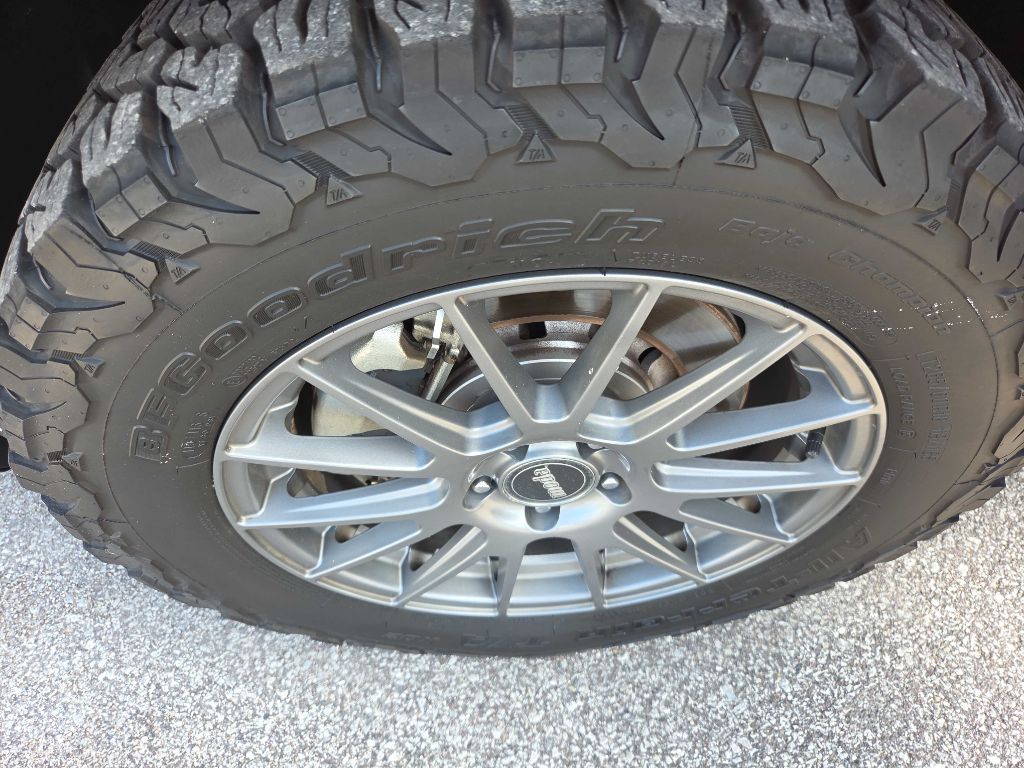 Photo 32 of this FORD EXPLORER
