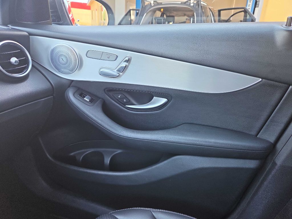 Photo 22 of this MERCEDES-BENZ GLC