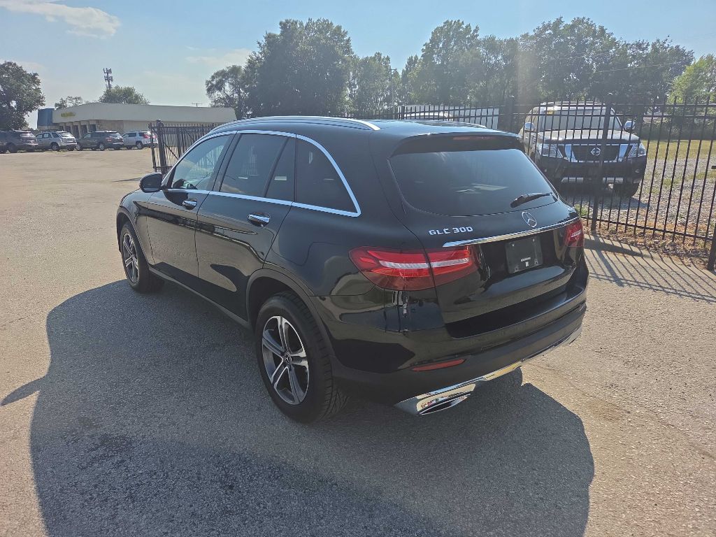 Photo 3 of this MERCEDES-BENZ GLC