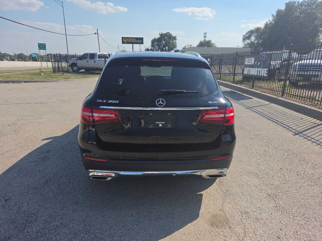 Photo 4 of this MERCEDES-BENZ GLC
