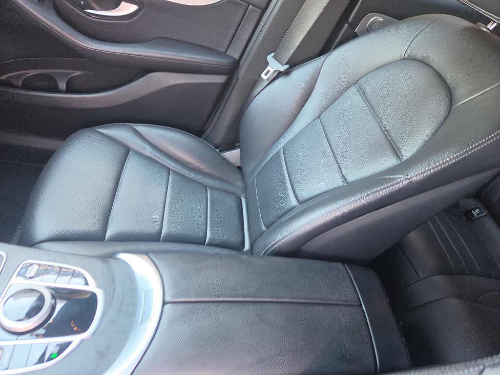 Photo 13 of this MERCEDES-BENZ GLC