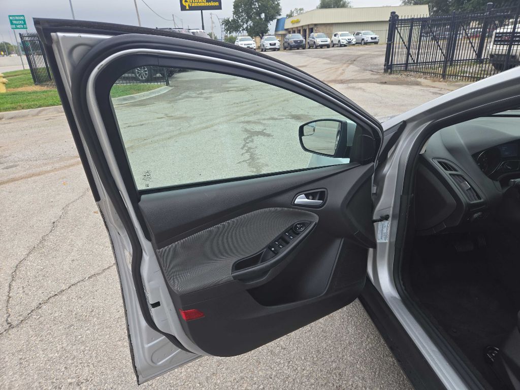 Photo 9 of this FORD FOCUS