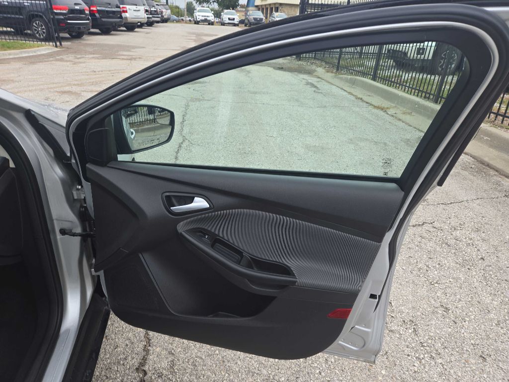 Photo 20 of this FORD FOCUS