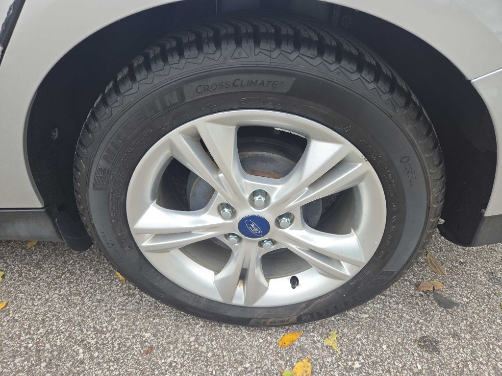 Photo 32 of this FORD FOCUS