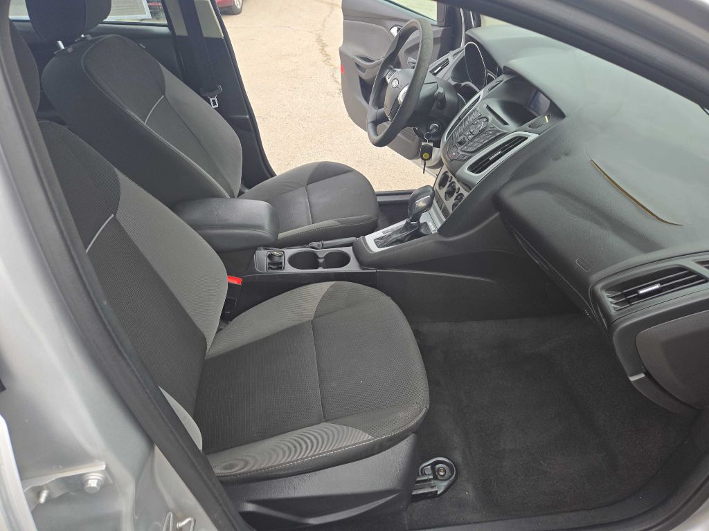 Photo 22 of this FORD FOCUS