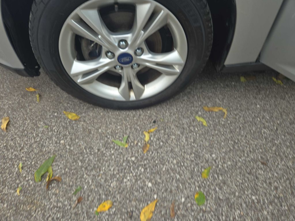 Photo 30 of this FORD FOCUS