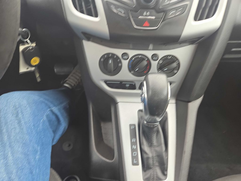 Photo 28 of this FORD FOCUS