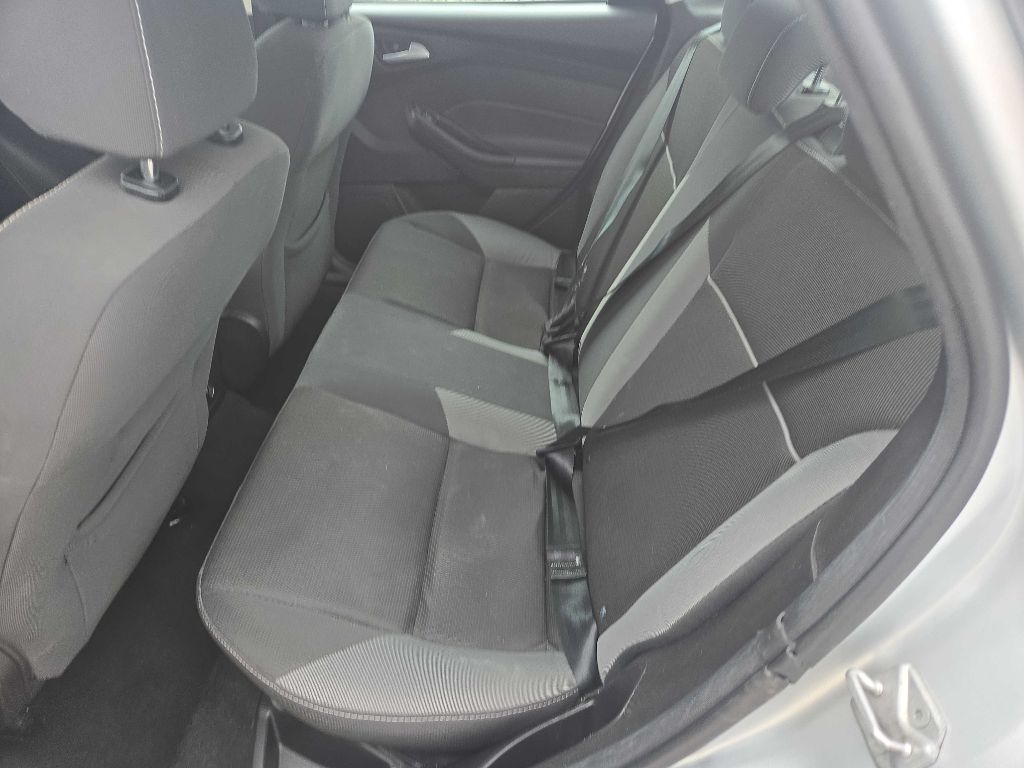 Photo 14 of this FORD FOCUS