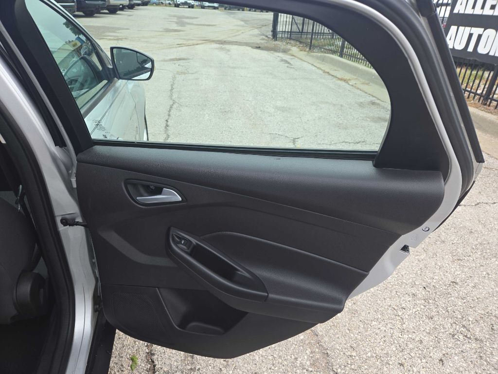 Photo 16 of this FORD FOCUS