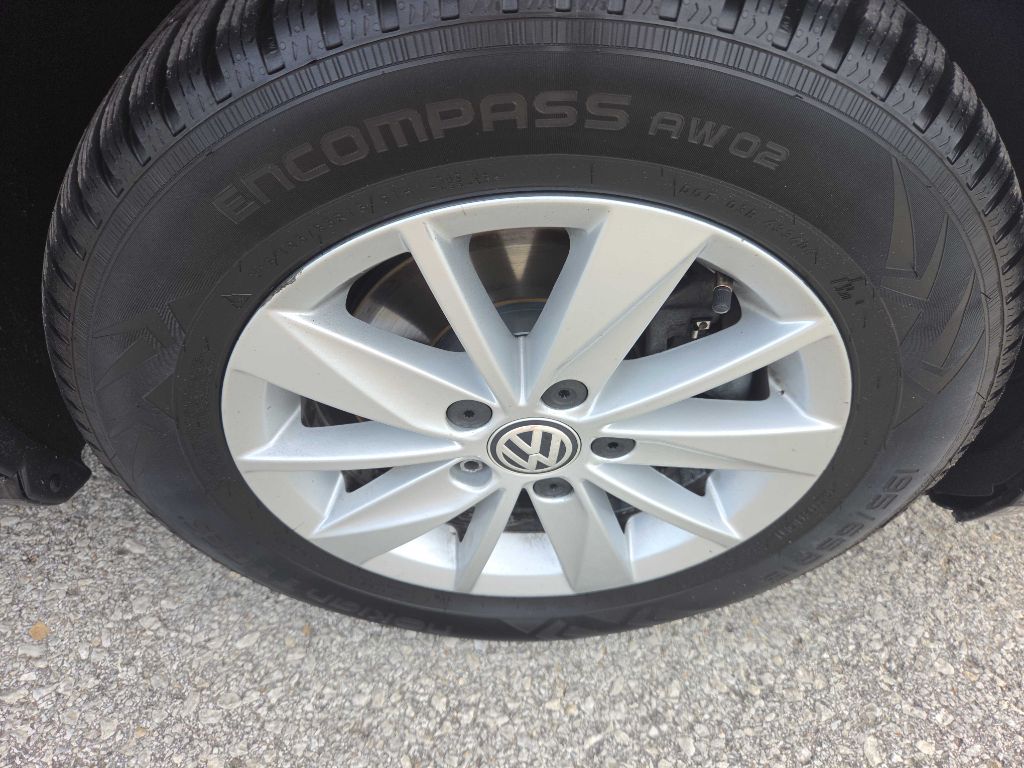 Photo 30 of this VOLKSWAGEN GOLF