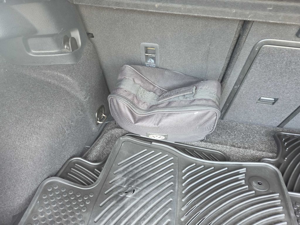 Photo 28 of this VOLKSWAGEN GOLF