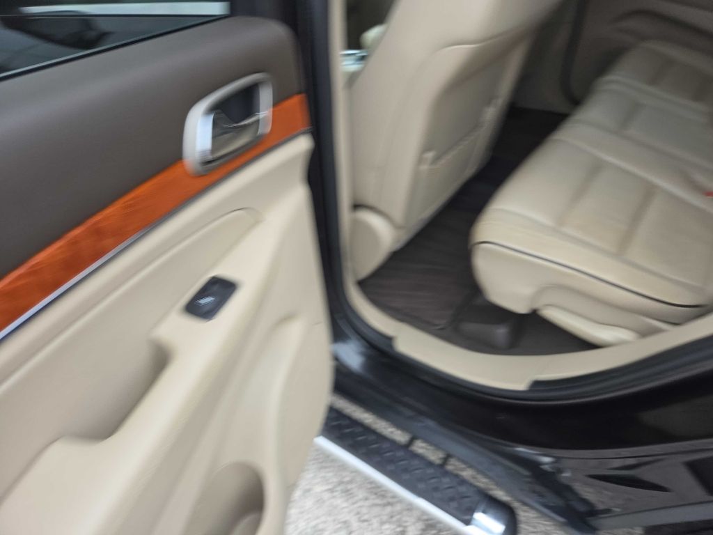 Photo 27 of this JEEP GRAND CHEROKEE