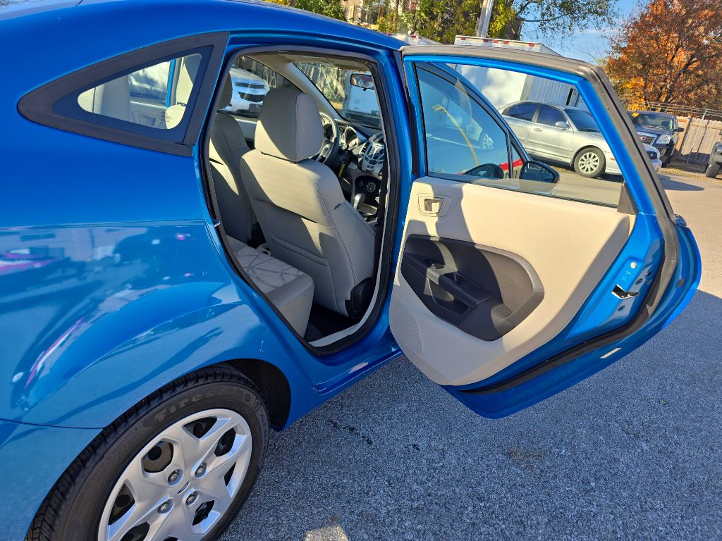 Photo 26 of this FORD FIESTA