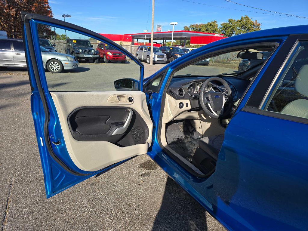 Photo 9 of this FORD FIESTA