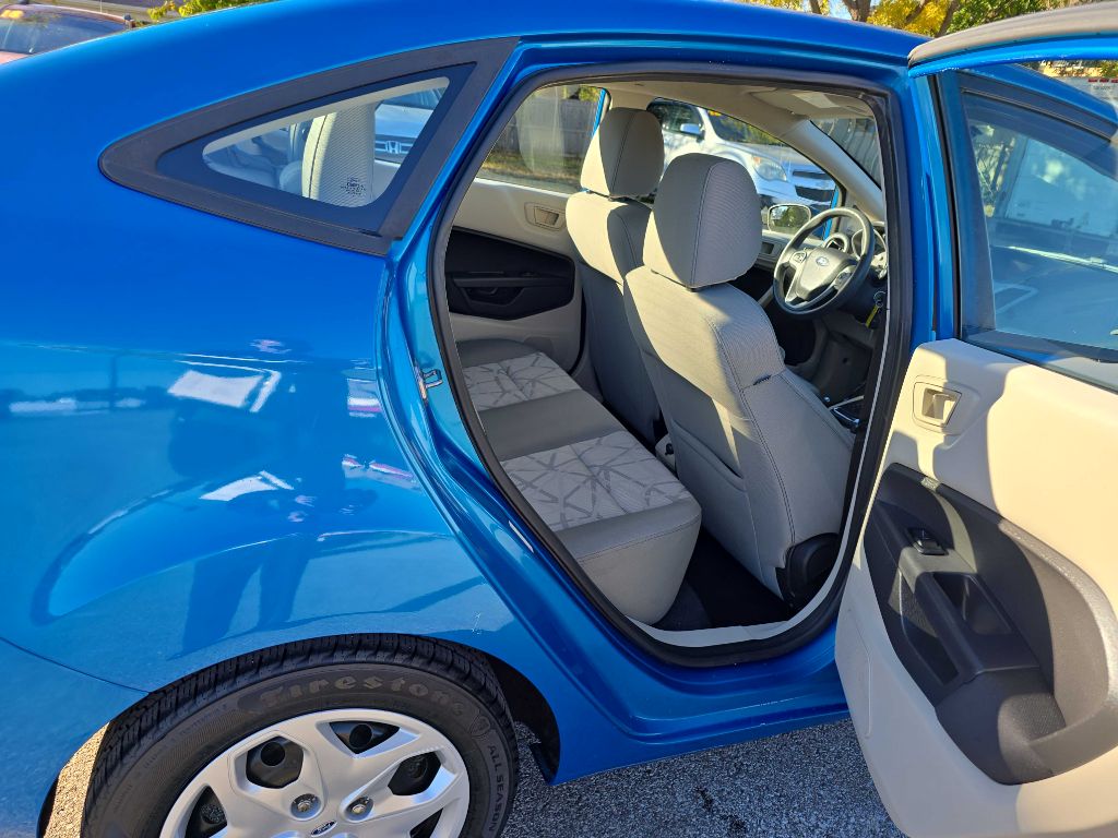 Photo 27 of this FORD FIESTA