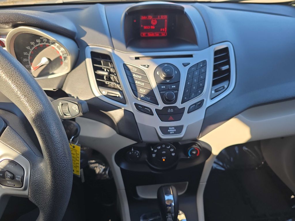 Photo 15 of this FORD FIESTA
